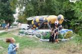 Памятник пчеле в запорожском поселке официально стал самым большим в мире (ФОТО)
