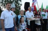 В Беларуси сторонников Лукашенко торжественно встречали книгой из сала (ФОТО)