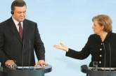 Журналисты потребовали от Меркель пристыдить Януковича