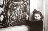 Девочка, выросшая в концлагере, рисует «дом». Польша, 1948 год. ФОТО