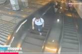Удар ногой в лицо: в метро пассажир столкнул женщину с эскалатора (ВИДЕО) 