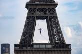 В Париже канатоходец прошелся на высоте 70 метров (ВИДЕО)