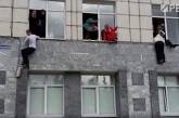 Во время стрельбы в университете Перми студенты выпрыгивали из окон (ВИДЕО)
