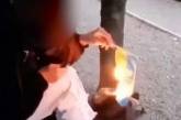 В Каменском девушка подожгла флаг Украины (ВИДЕО)