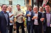 Непривитого президента Бразилии оставили обедать на улице в США (ФОТО)