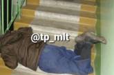 Курьезы. В Мелитополе мужчина объявил голодовку и спит под дверью любимой (фото) 