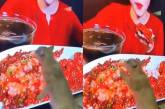 Котенок пытался съесть блюдо из телевизора (ВИДЕО)