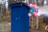 В России торжественно открыли деревянный уличный туалет для водителей маршруток (ВИДЕО)