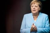 На Меркель "напали" попугаи. В сети пошла волна мемов и фотожаб 