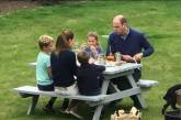 Кейт Миддлтон и принца Уильяма с тремя детьми засекли в пабе (ФОТО)