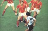  Марадона против шести игроков сборной Бельгии на Чемпионате мира, 1982 г. ФОТО