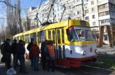 В Одессе женщина выпала из трамвая: водитель пыталась откупиться и уехать (видео) 