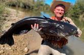 Крупный улов: американец поймал невероятно большого сома (ФОТО)