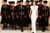 Принцесса Иорданского Хашимитского королевства Рания в окружении гвардейцев. ФОТО