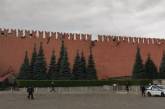 Сильный ветер снес часть стены Кремля (видео)