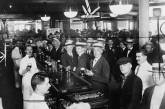 Переполненный бар в ночь до принятия сухого закона. Нью-Йорк, 1919 г. ФОТО