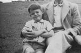 8-летний Пол Маккартни вместе со своим отцом, 1950 г. ФОТО