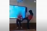 Избиение школьницы прямо в классе попало на видео 