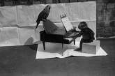 Обезьянка "играет" на своем игрушечном пианино для попугая, 1927 г. ФОТО
