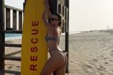 Леся Никитюк в бикини позировала у наблюдательной вышки на пляже (ФОТО)