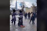 В Лондоне королевский караул сбил ребенка с ног (ВИДЕО)