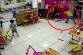 В Бразилии работник кафе избил стулом грабителя (ВИДЕО)