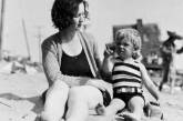 3-х летняя Мэрилин Монро на пляже со своей мамой, 1929 г. ФОТО