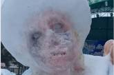 Пользователи соцсетей обсуждают статую «Снегурочки-зомби» ( ВИДЕО)