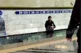 В Киеве на Теремках пьяный неадекват прыгнул на рельсы метро: полиции не было полчаса (ВИДЕО)