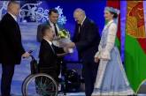 Лукашенко пытался дать букет цветов мужчине без рук