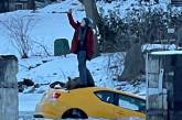 В Канаде девушка устроила фотосессию на крыше тонущей машины (ВИДЕО)