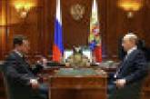 Россияне по-прежнему считают, что власть в стране принадлежит скорее Путину, чем Медведеву