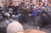 "Беркут" начал штурм здания киевской мэрии ВИДЕО