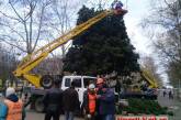В Николаеве демонтируют новогоднюю елку