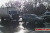 В Николаеве столкнулись грузовик и две «легковушки»