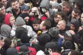 Протестующие в Украине штурмуют управления МВД и ОГА