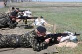 Прибывшие в Николаев пехотинцы занимаются боевой подготовкой