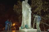 В Запорожье не смогли свергнуть памятник "Железному Феликсу"