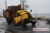 На Варваровском мосту столкнулись седельный тягач и мусоровоз