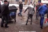 В Днепропетровске "люстраторы" засунули в мусорный бак директора театра