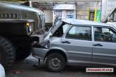 В Николаеве армейский грузовик протаранил два легковых автомобиля