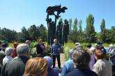 Николаевцы возложили цветы к памятнику «красным маевщикам». ВИДЕО