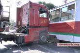 В центре Николаева зерновоз протаранил трамвай: два человека в больнице