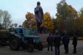 В Украине упал последний памятник "вождю" (фото, видео)