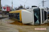 Ночью в Николаеве перевернулась автоцистерна с маслом — водитель был пьян