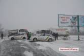 На выезде из Николаева на Одессу скопились сотни автомобилей — водители прорываются несмотря на метель 