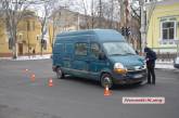 В центре Николаеве микроавтобус сбил женщину 