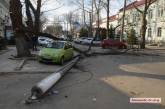 В Николаеве дерево упало на авто и заблокировало проезд 