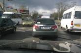 В Николаеве авто ездят с самоклейками: «Сенкевич, твое бездействие ломает мою ходовую»