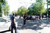 У одесского суда "активисты" подрались с полицейскими